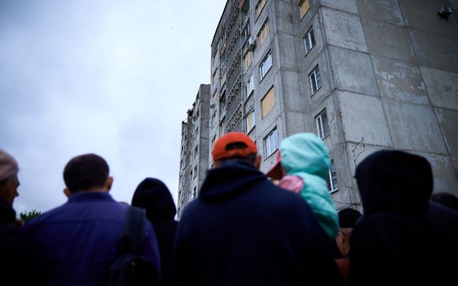 Дев’ять поверхів горя: репортаж із двору луцької багатоповерхівки, яку зруйнували росіяни