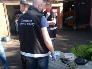 У будинку волинянина під час обшуку знайшли зброю та бурштин. ФОТО