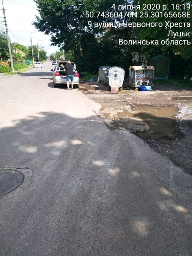 Муніципали спіймали людей, які з передмістя звозили будівельне сміття до Луцька. ФОТО