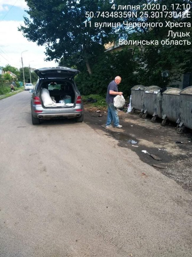 Муніципали спіймали людей, які з передмістя звозили будівельне сміття до Луцька. ФОТО