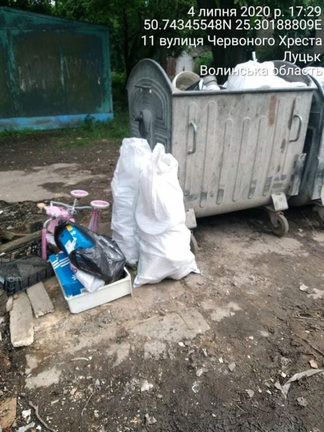 Муніципали спіймали людей, які з передмістя звозили будівельне сміття до Луцька. ФОТО