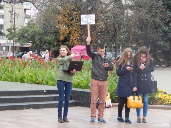 На Театральному майдані Луцька встановили безплатний wi-fi. ФОТО