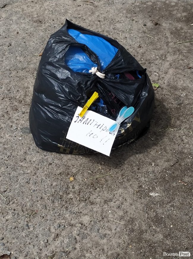 У Луцьку бабуся «замінувала» парковку, щоб зайняти місце для сина, - соцмережі. ФОТО