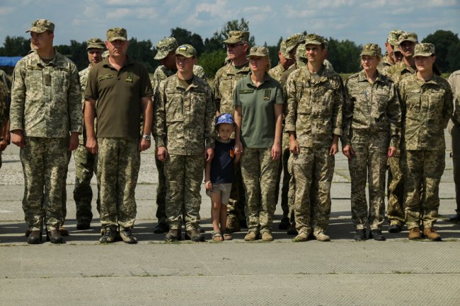 У Луцьку дітям кримських льотчиків подарували вишиванки. ФОТО