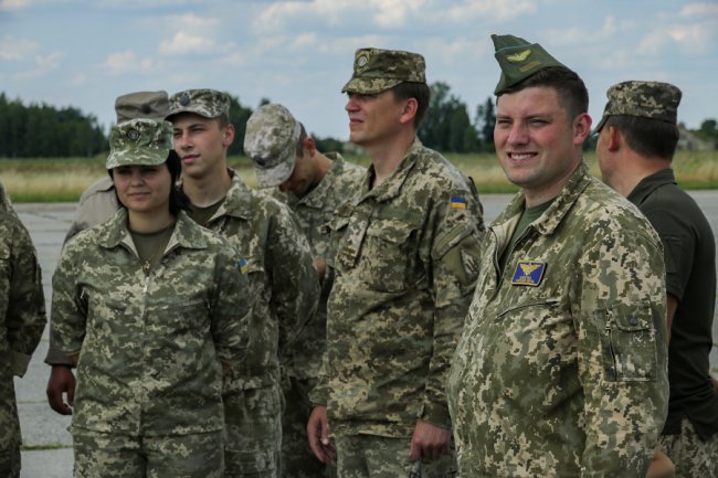 У Луцьку дітям кримських льотчиків подарували вишиванки. ФОТО