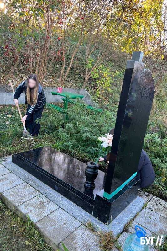 Нововолинськ: організаторки алкофотосесії на могилі прибрали на цвинтарі