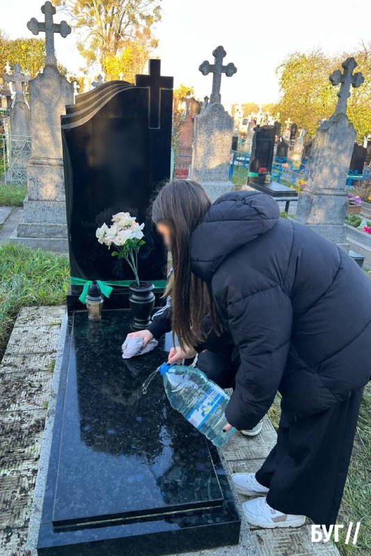 Нововолинськ: організаторки алкофотосесії на могилі прибрали на цвинтарі