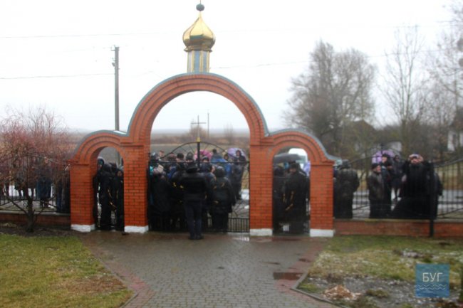 Церковний конфлікт між УПЦ (МП) і ПЦУ у Володимирі: поліція опечатала храм. ФОТО. ВІДЕО
