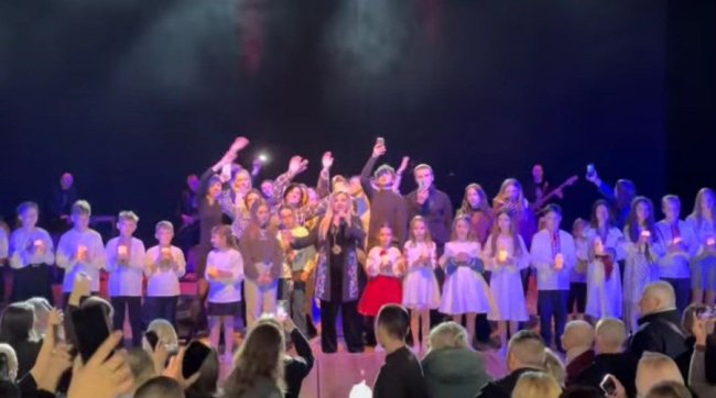 У Луцьку Оксана Білозір заспівала разом учасниками дитячої  Театральної студії Волинського драмтеатру