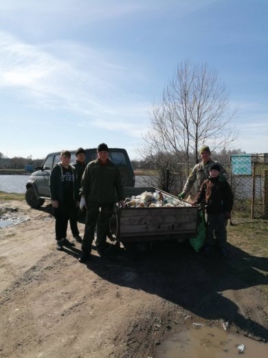 У Нововолинську рибалки прибрали територію водосховища