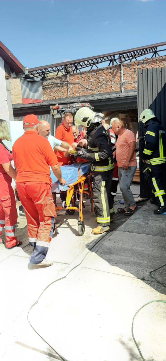 У Луцьку на 21-річного хлопця впали дерев'яні плити. ФОТО
