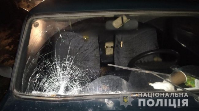 Візочок відкинуло на узбіччя: у Рівному водій ВАЗ збив чоловіка з сином. ФОТО