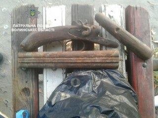 У Ковелі виявили підозрілого чоловіка зі зброєю. ФОТО