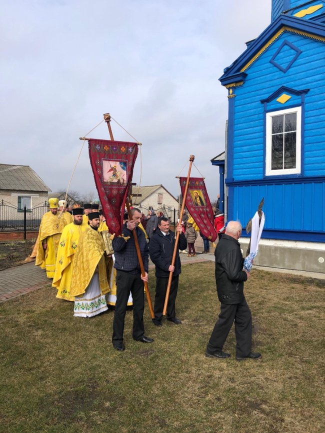 У Сусвалі, де понад рік не вщухали церковні баталії між УПЦ (МП) та ПЦУ, відбулася перша служба. ФОТО