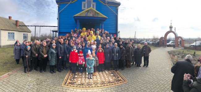 У Сусвалі, де понад рік не вщухали церковні баталії між УПЦ (МП) та ПЦУ, відбулася перша служба. ФОТО