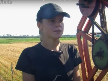 На Волині дівчина з 15 років їздить комбайном, трактором та налаштовує техніку. ВІДЕО