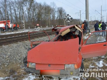 На Волині  автівка зіткнулась із потягом: є постраждалі. ФОТО