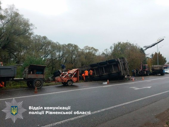 За 60 кілометрів від Луцька перекинулася фура з львівським сміттям. ФОТО