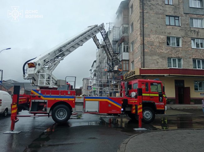 На Волині горіла квартира: рятувальники евакуювали 88-річну жінку