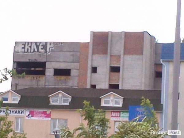 Повітряний ліс на луцькому будинку. ФОТО