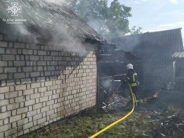 На Волині горіли дві господарські споруди