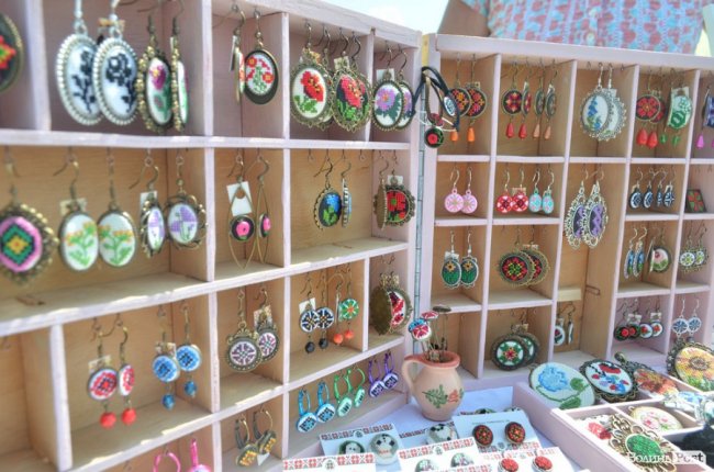 Від і до: які і за скільки сувеніри везуть з «Бандерштату». ФОТО