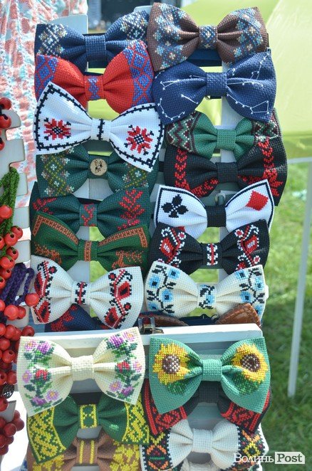 Від і до: які і за скільки сувеніри везуть з «Бандерштату». ФОТО