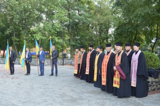 У жовто-блакитному одязі та з парасолями: у Ковелі відзначили День Прапора