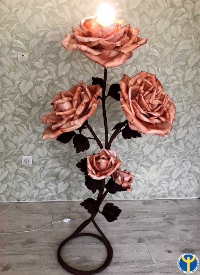 Новий тренд у Європі: волинська майстриня виготовляє квіти-гіганти. ФОТО