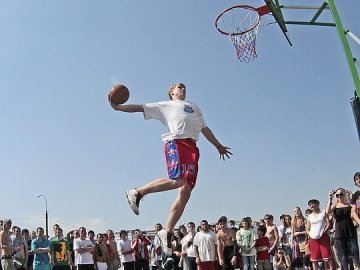 У Луцьку кличуть на турнір з вуличного баскетболу. ВІДЕО