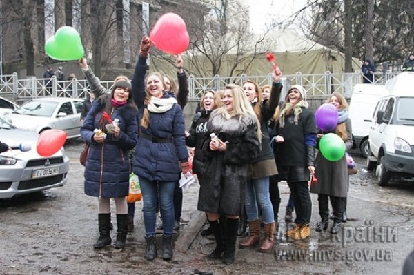 Активістки подарували «беркутівцям» валентинки. ФОТО