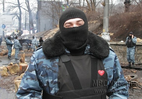 Активістки подарували «беркутівцям» валентинки. ФОТО