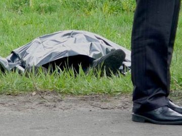 У місті на Волині в парку біля школи знайшли тіло чоловіка