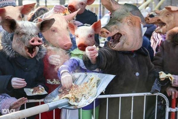 «Русскоє достоїнство»: людей годували з лопат. ФОТО