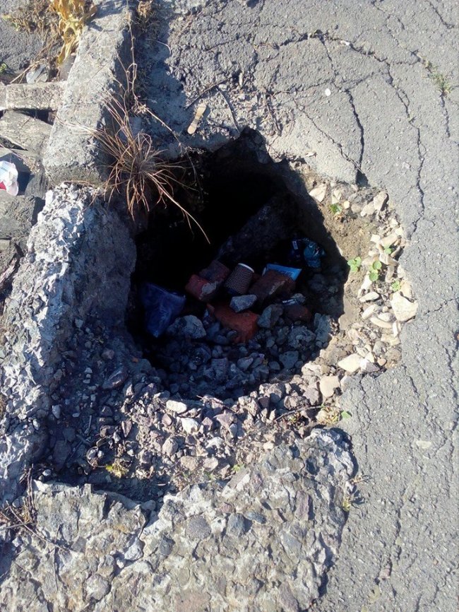 У волинському місті – величезна діра в тротуарі. ФОТО