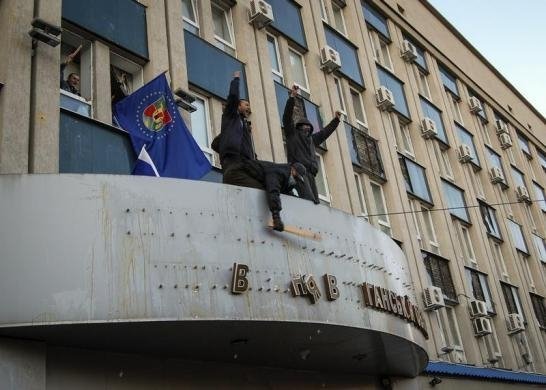 Як «туристи Путіна» захоплювали адмінбудівлі на сході України. ФОТО