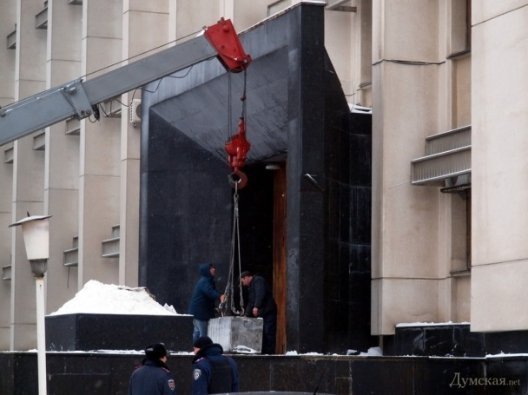 В Одесі замурували вхід в ОДА. ФОТО