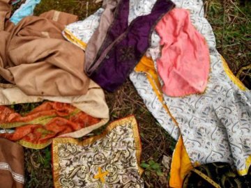 На Волині знайшли викинуте церковне вбрання. ФОТО