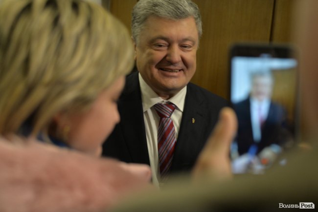 Томос, селфі та колядки: Петро Порошенко на Волині. ФОТОРЕПОРТАЖ