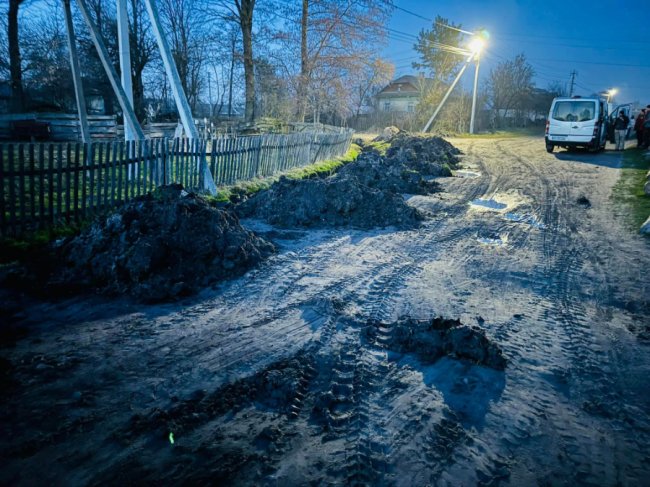 Втратив на війні обидві ноги: унікальна історія про Героя з Волині,  який організував ремонт вулиці у селищі