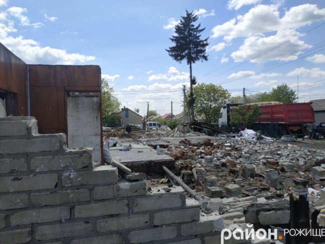 Масштабна пожежа у Рожищі: на чоловіка впала стіна. ФОТО