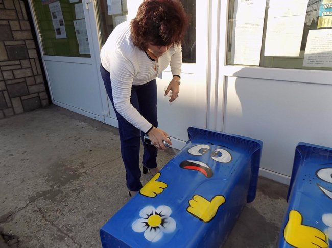 У селі під Луцьком встановили «веселі» і «сумні» сміттєві баки. ФОТО