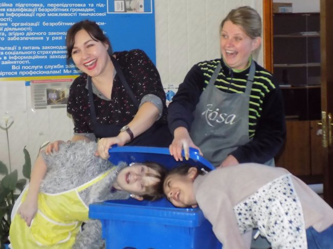 У селі під Луцьком встановили «веселі» і «сумні» сміттєві баки. ФОТО