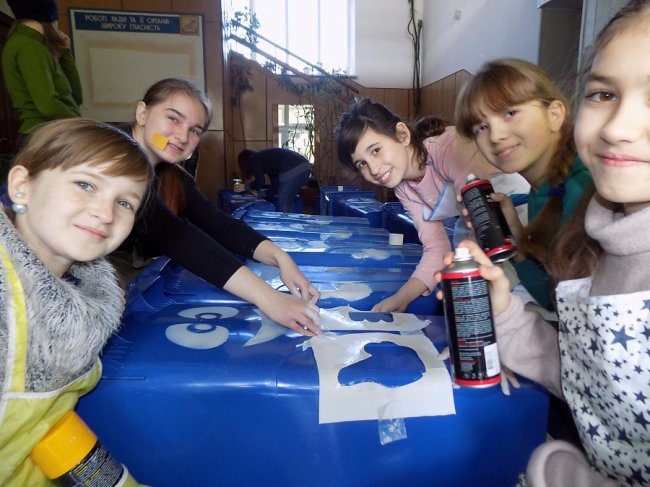 У селі під Луцьком встановили «веселі» і «сумні» сміттєві баки. ФОТО