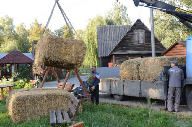 У Луцьку «радикали»  подарували зоопарку 2,5 т соломи*
