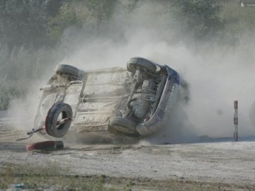 Під час автогонок під Луцьком перекинувся автомобіль. ФОТО