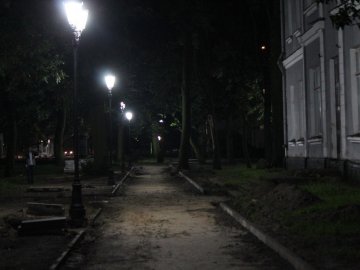 На заміну ліхтарів у двох скверах Володимира витратили понад 1,5 мільйона гривень. ФОТО