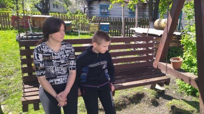 Пасічник з Волині майструє вулики з очерету. ВІДЕО