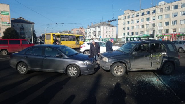 У Луцьку на площі Возз’єднання  – потрійна аварія. ФОТО
