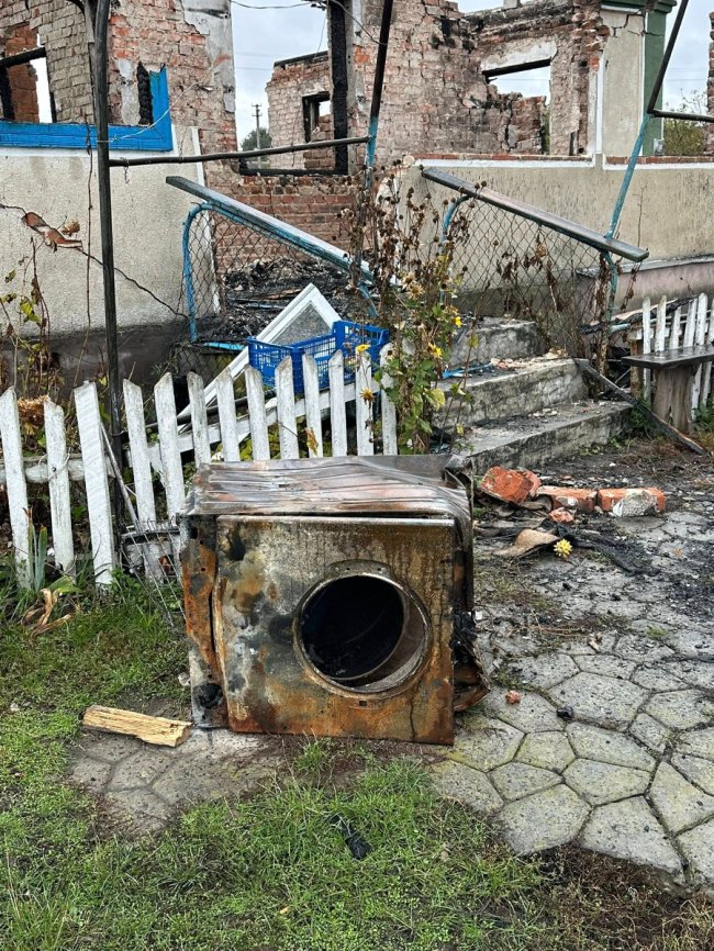 На будинок впав боєприпас з літака: на Волині постраждалій сім'ї збирають кошти